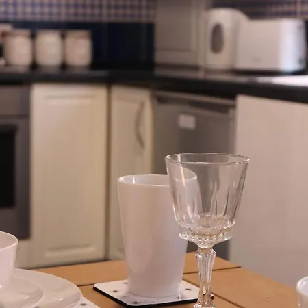 Apartment Spacious & Comfortable 3 Bedroom House - Free Wifi & Free Parking *