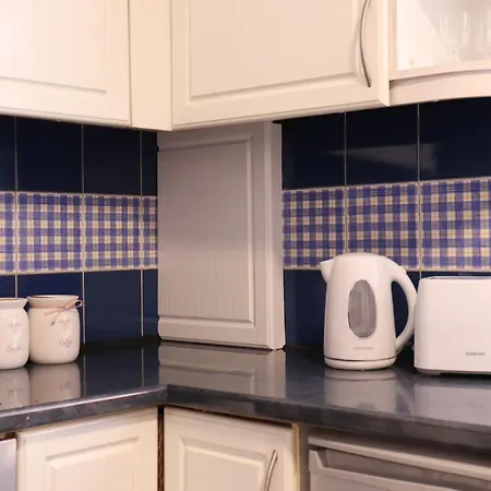 Apartman Spacious & Comfortable 3 Bedroom House - Free Wifi & Free Parking