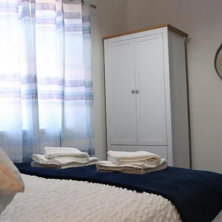 Spacious & Comfortable 3 Bedroom House - Free Wifi & Free Parking Apartment