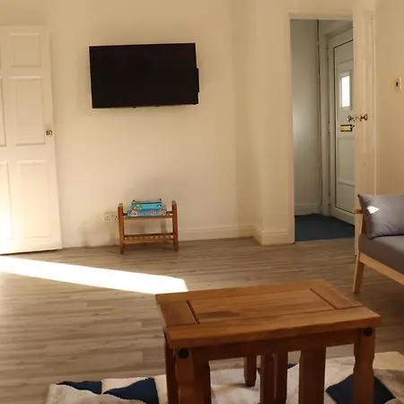 Spacious & Comfortable 3 Bedroom House - Free Wifi & Free Parking Лідс