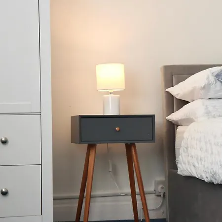 Spacious & Comfortable 3 Bedroom House - Free Wifi & Free Parking *