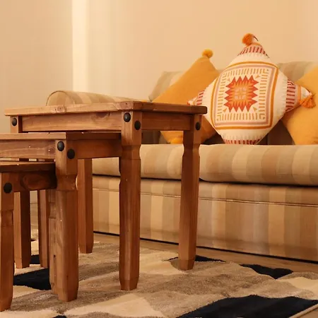 Daire Spacious & Comfortable 3 Bedroom House - Free Wifi & Free Parking *