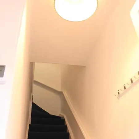 Spacious & Comfortable 3 Bedroom House - Free Wifi & Free Parking Apartment Leeds (West Yorkshire)