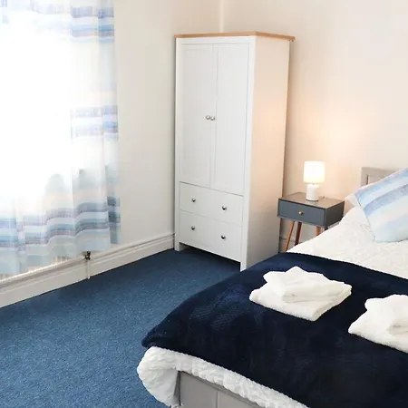 Spacious & Comfortable 3 Bedroom House - Free Wifi & Free Parking * Лідс