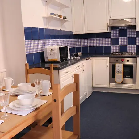 Spacious & Comfortable 3 Bedroom House - Free Wifi & Free Parking