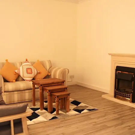 Spacious & Comfortable 3 Bedroom House - Free Wifi & Free Parking Daire