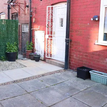 Spacious & Comfortable 3 Bedroom House - Free Wifi & Free Parking Leeds