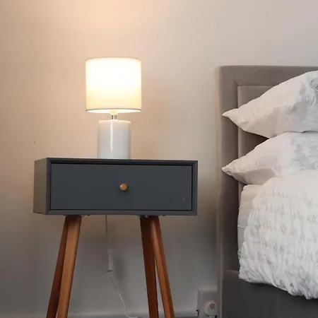 Spacious & Comfortable 3 Bedroom House - Free Wifi & Free Parking Апартаменти Лідс