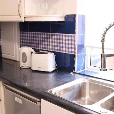 Spacious & Comfortable 3 Bedroom House - Free Wifi & Free Parking 公寓