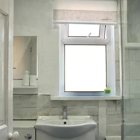 Spacious & Comfortable 3 Bedroom House - Free Wifi & Free Parking Leeds