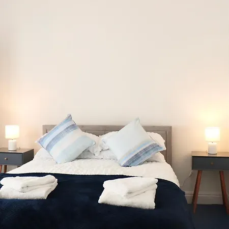 Spacious & Comfortable 3 Bedroom House - Free Wifi & Free Parking Лідс