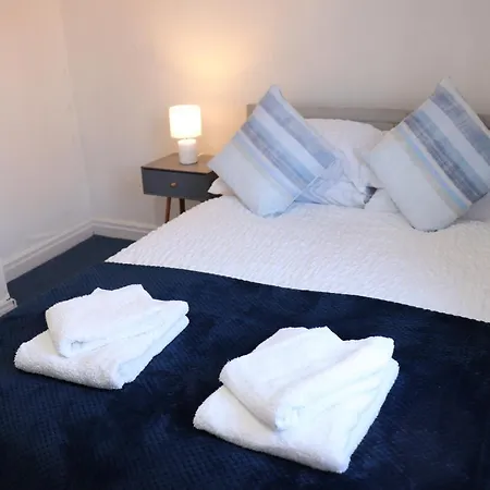 Apartman Spacious & Comfortable 3 Bedroom House - Free Wifi & Free Parking *