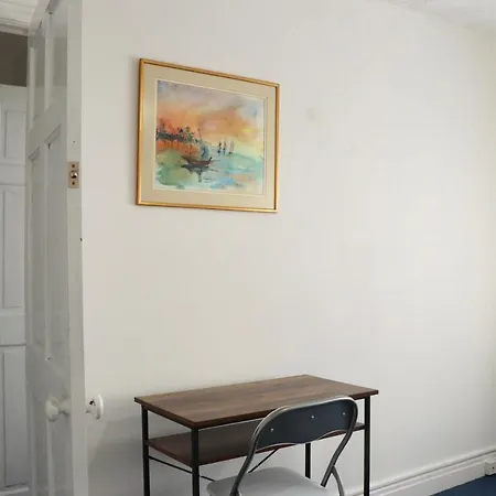 Spacious & Comfortable 3 Bedroom House - Free Wifi & Free Parking Apartment