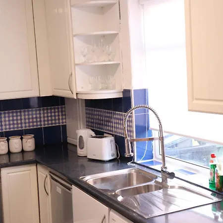 Spacious & Comfortable 3 Bedroom House - Free Wifi & Free Parking *