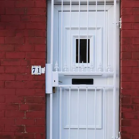 Spacious & Comfortable 3 Bedroom House - Free Wifi & Free Parking *