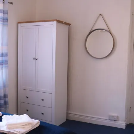 Spacious & Comfortable 3 Bedroom House - Free Wifi & Free Parking * Leeds (West Yorkshire)