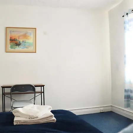 Spacious & Comfortable 3 Bedroom House - Free Wifi & Free Parking Daire *