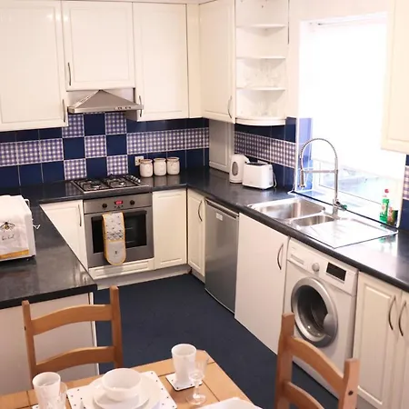 Apartment Spacious & Comfortable 3 Bedroom House - Free Wifi & Free Parking *