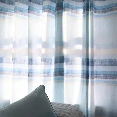 Apartman Spacious & Comfortable 3 Bedroom House - Free Wifi & Free Parking *