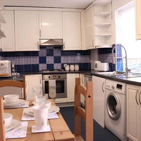 Spacious & Comfortable 3 Bedroom House - Free Wifi & Free Parking