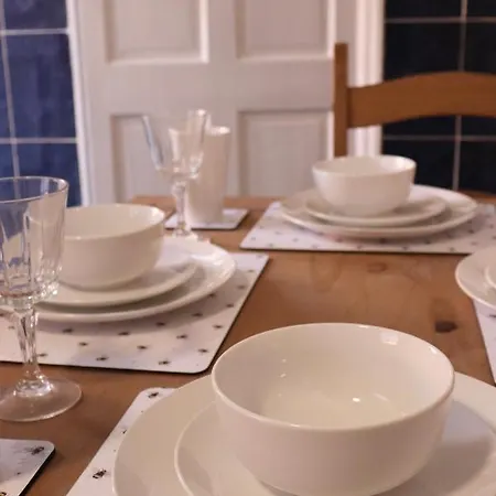 Spacious & Comfortable 3 Bedroom House - Free Wifi & Free Parking Daire