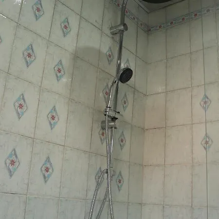 Spacious & Comfortable 3 Bedroom House - Free Wifi & Free Parking Apartment Leeds (West Yorkshire)