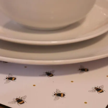 Spacious & Comfortable 3 Bedroom House - Free Wifi & Free Parking Apartment *