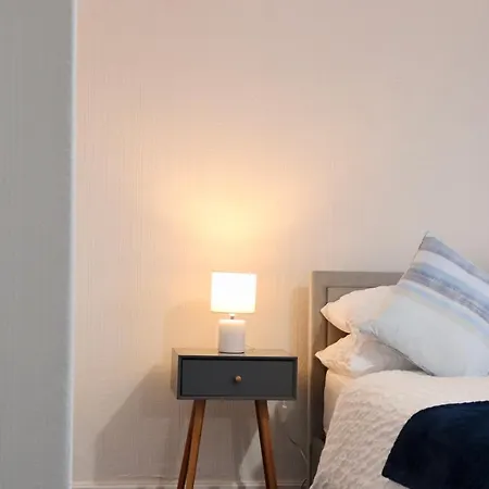 Spacious & Comfortable 3 Bedroom House - Free Wifi & Free Parking Апартаменти Лідс