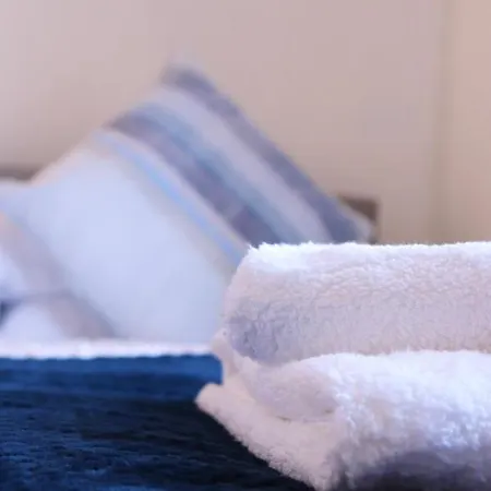 Spacious & Comfortable 3 Bedroom House - Free Wifi & Free Parking * Leeds (West Yorkshire)