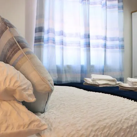 Апартаменти Spacious & Comfortable 3 Bedroom House - Free Wifi & Free Parking Лідс