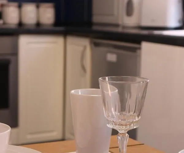 Apartment Spacious & Comfortable 3 Bedroom House - Free Wifi & Free Parking *