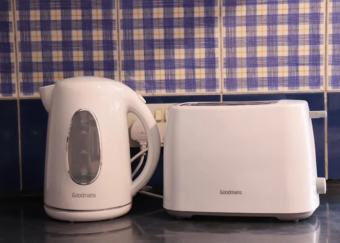 Spacious & Comfortable 3 Bedroom House - Free Wifi & Free Parking *