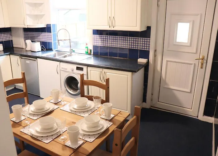 Spacious & Comfortable 3 Bedroom House - Free Wifi & Free Parking *