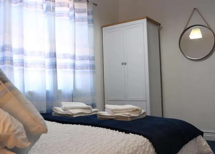 Spacious & Comfortable 3 Bedroom House - Free Wifi & Free Parking Apartment