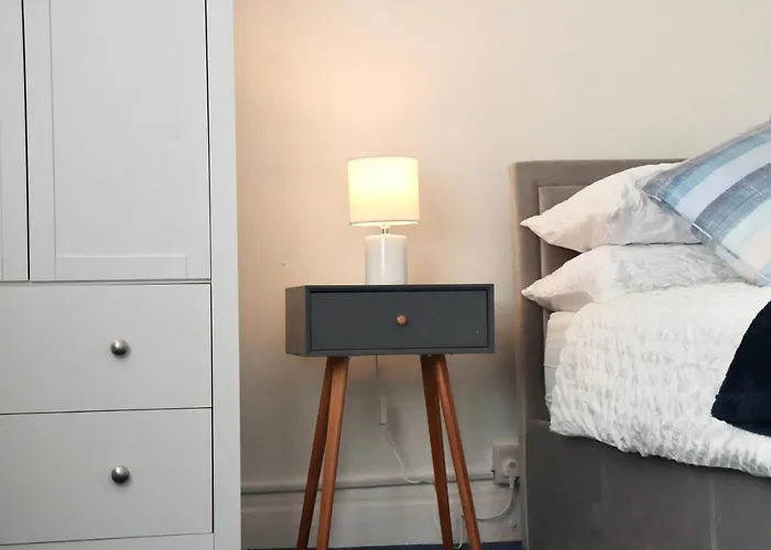 Spacious & Comfortable 3 Bedroom House - Free Wifi & Free Parking *