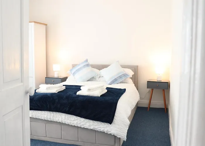 Apartment Spacious & Comfortable 3 Bedroom House - Free Wifi & Free Parking *