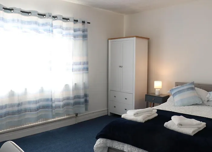 Spacious & Comfortable 3 Bedroom House - Free Wifi & Free Parking Apartment