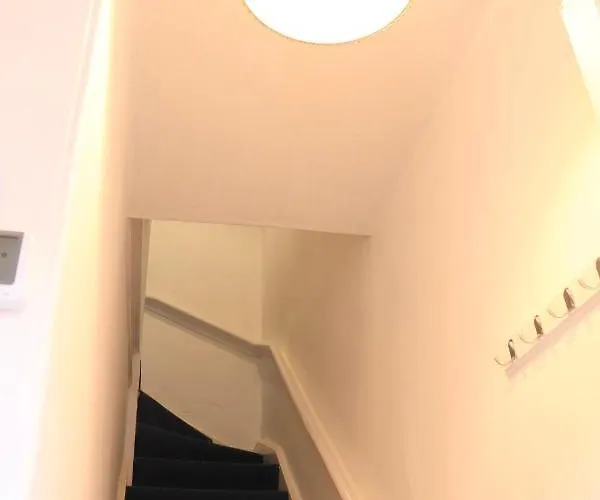 Spacious & Comfortable 3 Bedroom House - Free Wifi & Free Parking Apartment Leeds (West Yorkshire)