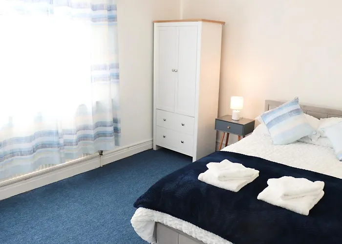 Spacious & Comfortable 3 Bedroom House - Free Wifi & Free Parking * Leeds (West Yorkshire)