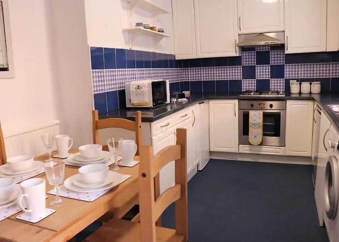 Spacious & Comfortable 3 Bedroom House - Free Wifi & Free Parking