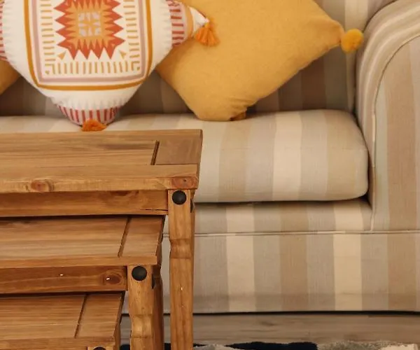 Apartment Spacious & Comfortable 3 Bedroom House - Free Wifi & Free Parking