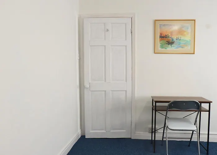 Spacious & Comfortable 3 Bedroom House - Free Wifi & Free Parking Leeds (West Yorkshire)