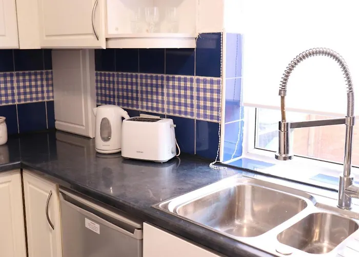 Spacious & Comfortable 3 Bedroom House - Free Wifi & Free Parking Appartamento