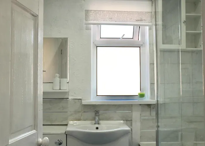 Spacious & Comfortable 3 Bedroom House - Free Wifi & Free Parking Leeds (West Yorkshire)