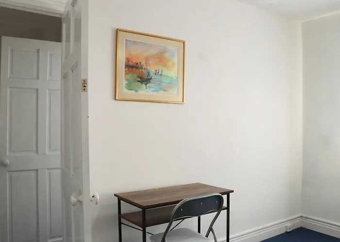 Spacious & Comfortable 3 Bedroom House - Free Wifi & Free Parking Apartment