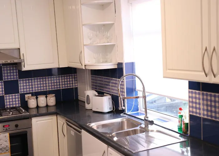 Spacious & Comfortable 3 Bedroom House - Free Wifi & Free Parking *