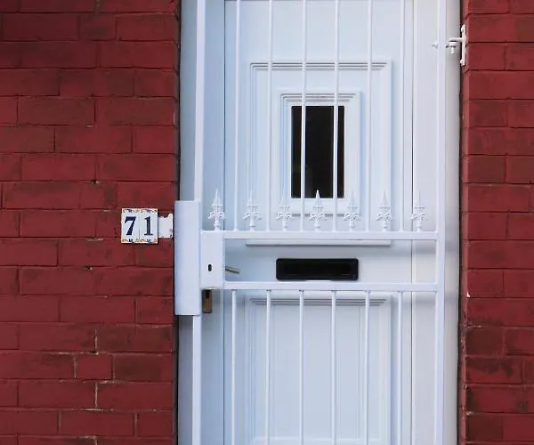 Spacious & Comfortable 3 Bedroom House - Free Wifi & Free Parking *