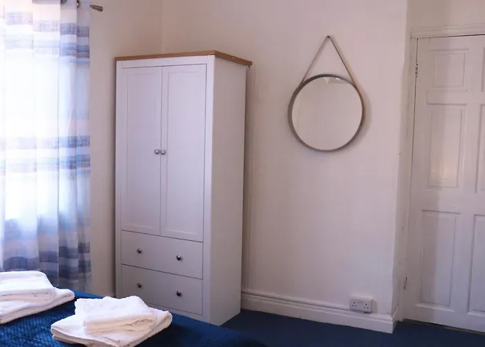 Spacious & Comfortable 3 Bedroom House - Free Wifi & Free Parking * Leeds (West Yorkshire)