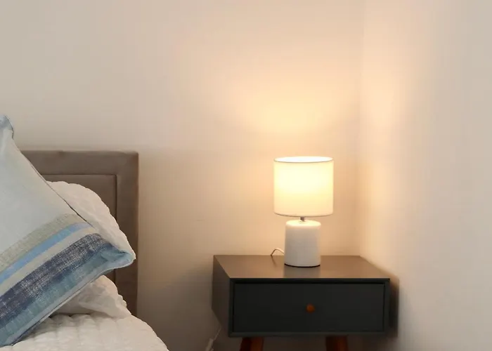 Spacious & Comfortable 3 Bedroom House - Free Wifi & Free Parking