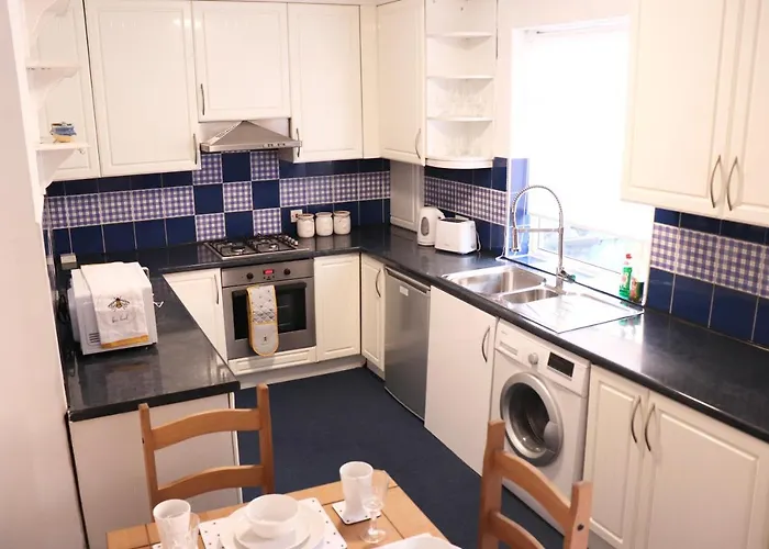 Apartment Spacious & Comfortable 3 Bedroom House - Free Wifi & Free Parking *